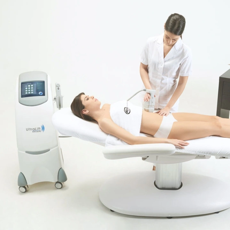 Profesional tratando a una paciente con el equipo Ultralift HIFU EVO de Beco Medical