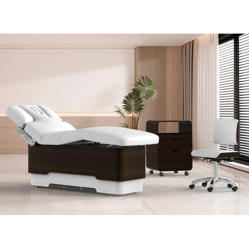 Cabina de estética equipada con camilla eléctrica, carro auxiliar y taburete