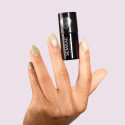 Esmalte Semilac 732 Pistachio Latte Gloss, bote en la mano