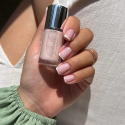 Esmalte clásico Semilac 105 Delicate French 9 ml, bote en la mano