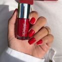 Esmalte clásico Semilac 110 Classic Red 9 ml, bote en la mano