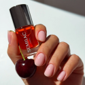 Aceite de cutículas Semilac Cereza 7 ml, bote en la mano