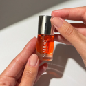 Aceite de cutículas Semilac Cereza 7 ml, bote en la mano