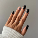 Manicura con el esmalte Semilac 031 Black Diamond