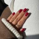 Manicura con el esmalte Semilac 316 Burgundy Red