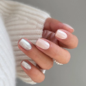 Manicura con el esmalte Semilac 413 Desert Ivory