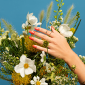 Manicura con el esmalte Semilac 476 Coral Mediterráneo