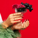 Manicura con el esmalte Semilac 478 Vino Tinto