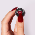 Muestra del esmalte Semilac 592 Jelly Cherry sobre la uña