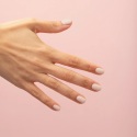 Manicura con el esmalte Semilac 929 Barely Butter
