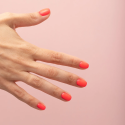 Manicura con el esmalte Semilac 935 Disco Inferno