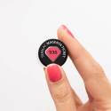 Muestra del esmalte Semilac 936 Magenta Ticket sobre la uña