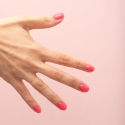 Manicura con el esmalte Semilac 936 Magenta Ticket