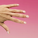 Manicura con el esmalte Semilac 960 Pink Glazed