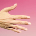 Manicura con el esmalte Semilac 964 Jelly Nude