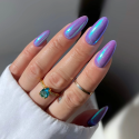 Manicura con el esmalte Semilac 975 Purr-Ple