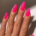 Manicura con el esmalte Semilac 978 Jelly Guava