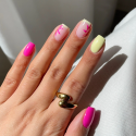 Manicura con el esmalte Semilac 979 Pinka Colada