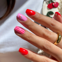 Manicura con el esmalte Semilac 981 Spicy Neon