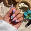 Manicura con el esmalte Semilac 983 Berry Blue