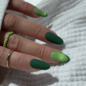 Manicura con el esmalte Semilac 985 Hailey Green