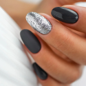 Manicura con el esmalte Semilac 292 Silver Shimmer