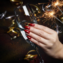 Manicura con el esmalte Semilac 318 Burgundy Red Glitter