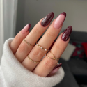 Manicura con el esmalte Semilac 393 Sparkling Black Cherry