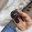 Manicura con el esmalte Semilac 393 Sparkling Black Cherry