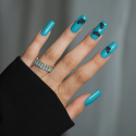 Manicura con el esmalte Semilac 443 Spooky Blue