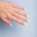 Manicura con el esmalte Semilac 497 Green Groove