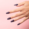 Manicura con el esmalte Semilac 611 Violet Night