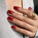 Manicura con el esmalte Semilac A713 Cherry Glaze