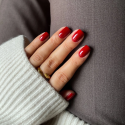Manicura con el esmalte Semilac A714 Ripe Currant