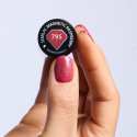 Muestra del esmalte Semilac 795 Magnetic Raspberry sobre la uña