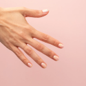 Manicura con el esmalte Semilac 930 Sunny Dots