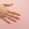 Manicura con el esmalte Semilac 934 Bittersweet Orange