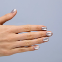 Manicura con el esmalte Semilac 951 Silver Magnetic