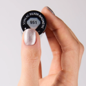 Muestra del esmalte Semilac 951 Silver Magnetic sobre la uña