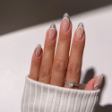 Manicura con el esmalte Semilac 961 Magnetic Flash