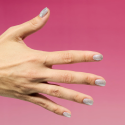 Manicura con el esmalte Semilac 961 Magnetic Flash