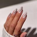 Manicura con el esmalte Semilac 962 Magnetic Mocha