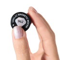 Muestra del esmalte Semilac 962 Magnetic Mocha sobre la uña