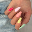 Manicura con el esmalte Semilac 968 Cherry Pop