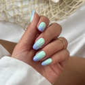 Manicura con el esmalte Semilac 972 Mint to Be