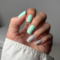 Manicura con el esmalte Semilac 973 Jelly Mint