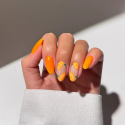 Manicura con el esmalte Semilac 976 Jelly Papaya