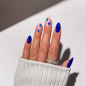 Manicura con el esmalte Semilac 982 Jelly Blueberry