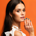 Manicura con el esmalte Semilac 480 Formentera