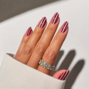 Manicura con el esmalte Semilac 733 Creamy Praline Gloss